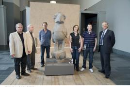 Lena Stoltefuß und Robin Verfürth als 500.000. Besucher mit Michael Eissenhauer (General-direktor der Staatlichen Museen zu Berlin) und Vertretern des Vorderasiatischen Museums © Staatliche Museen zu Berlin, Foto: Olaf M. Teßmer