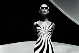 AUSSTELLUNG "Vanity Fair": F.C. Gundlach, Brigitte Bauer, Op Art-Badeanzug von Sinz, Vouliagmeni/Griechenland 1966, © F.C. Gundlach