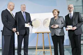 Präsentation der 2-Euro-Gedenkmünze "Bayern" im Bundeskanzleramt am 9. Februar 2012 von links nach rechts: Staatssekretär Dr. Hans Bernhard Beus, Ministerpräsident Horst Seehofer, Bundeskanzlerin Dr. Angela Merkel, Präsident der Bayerischen Schlösserverwaltung Bernd Schreiber © Foto: Bundesregierung / Steffen Kugler