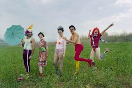 "Parallelwelt Zirkus": Rona Yefman, Clowns line, 2002, Courtesy die Künstlerin und Sommer Contemporary Art, Tel-Aviv © Kunsthalle Wien