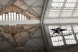 Antony Gormley HORIZON FIELD HAMBURG, 2012 Steel 355, steel spiral strand cables, stainless steel mesh (safety net), wood floor, screws & PU resin for top surface coating. 206 x 2490 x 4890cm, 60000 Kg Installation view Deichtorhallen Hamburg Photograph by Henning Rogge