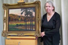 Direktorin des Bröhan-Museums, Dr. Ingeborg Becker, mit einem der geerbten Leistikow-Gemälde zeigt (Foto: Ronald Gerhardt)