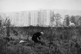 Sibylle Bergemann  Berlin 1941 - 2010 Gransee  BERLIN. 1978. Vintage, Silbergelatineabzug. 22,8 x 34,0 cm (26,3 x 36,4 cm). Photographie mit minimaler Retuschespur; an den Ecken leicht bestoßen. Rückseitig mit Bleistift signiert, bezeichnet u. datiert. Klebespur eines Etikettes.  SCHÄTZPREIS 	1600,00 EUR