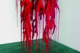 Alexandra Deutsch, Raices rojos, Textil, Kunststoff, Stahldraht, 2010