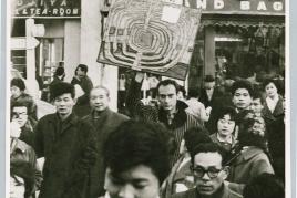 Friedensreich Hundertwasser mit dem Bild  466 Die erste Japan Spirale, 1961  Foto: Keisuke Kojima