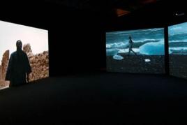 Isaac Julien, Fantôme Créole, 2005, Installationsansicht, Centre Pompidou, Paris, 4-Kanal-Videoinstallation. Courtesy: der Künstler und Victoria Miro Gallery