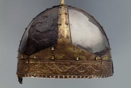 Der Spangenhelm von Villeneuve (VD) 6. Jh. n. Chr. Dieser Helm wurde bei der Rhonemündung bei Villeneuve gefunden, nur etwa 30 Helme dieser Art sind bekannt. Wahrscheinlich gehörte er einem fränkischen Adligen. © Schweizerisches Nationalmuseum