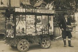 Foto: Auktionshaus Christoph Gärtner, Bietigheim-Bissingen 1 von 3 Eine mobile Verkaufsstelle für Postkarten, abgebildet auf einer Postkarte. Auch dieses Exemplar stammt aus der Sammlung von Karl Stehle, der 2500 Karten allein zum Thema "Geschichte der Ansichtskarte" gesammelt hat.