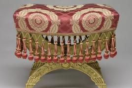 Bildtitel: Tabouret (Hocker) aus der Sitzgarnitur des Großen Salons der Toskanazimmer © Bayerische Schlösserverwaltung