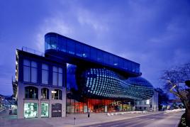 Kunsthaus Graz, Nachtaufnahme  Foto: Universalmuseum Joanneum, Eduardo Martinez