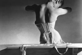 Frau mit Korsett, „Mainbocher Corset“ von Horst P. Horst Schätzpreis: 12000 Ergebnis: 31.200 Euro