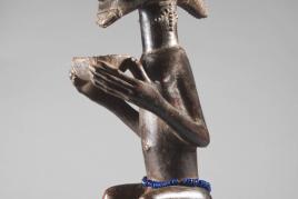 03 Himmelheber-Meister Sitzende männliche Figur mit Schale Côte d’Ivoire, Baule-Region, 19. Jh. Privatsammlung, New York Provenienz: Hans Himmelheber, gesammelt 1933