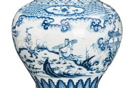 Bedeutende blau-weiße Guan-Vase China, Ming-Dynastie 15. Jh. Porzellan, unterglasurblau bemalt. Limit 50.000 €