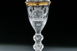 108 - Deckelpokal des Friedrich Wilhelm von Westphalen, Fürstbischof von Hildesheim Auktion: 231 - 25. Glasauktion Zwiesel  Lauenstein (signiert mit Löwenmarke), wohl 1763 anlässlich der Weihe zum Fürstbischof gefertigt Katalogpreis: 3.500 - 4.500 €