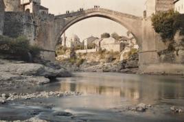 Albert Kahn, Les Archives de la planète Auguste Leon: Bosnien-Herzegowina, Mostar, Alte Brücke, 29. April 1913 © Musée Albert-Kahn, Departement des Hauts-de-Seine