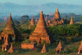 Vasundhara-Figur     Pagoden in Bagan     Blick auf Pagoden in Bagan