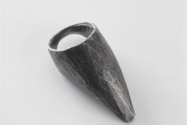 Inv. Nr. ifa 33 Ring Silber geschwärzt Daniel Kruger 1985 © Schmuckmuseum Pforzheim Foto Rüdiger Flöter