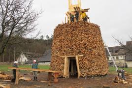 Der Turm wächst, Tadashi Kawamata: Scheiterturm / Log Tower, 18. März 2013.