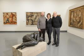 Bildhauer Lois Anvidalfarei, Dr. Barbara Psenner (stellv. Vorstandsvorsitzende Verein Tiroler Landesmuseum Ferdinandeum) und Dr. Günther Dankl (Kustos Grafische Sammlungen & Leiter Moderne Galerie der Tiroler Landesmuseen) neben der neu erworbenen Skulptur „In sich“ von Anvidalfarei, umringt von Bildern von Albin Egger-Lienz, im Ferdinandeum.  Foto: Wolfgang Lackner