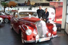 „Leidenschaften“ wecken die chromblitzenden Schätze wie dieses Mercedes Benz 220A Cabriolet von 1959, die Ralf Voss auf den Kunst- und Antiquitäten-Tagen in Münster zeigt. Projektleiterin Jeanette Bouillon freut sich auf dieses und weitere historische Fahrzeuge.