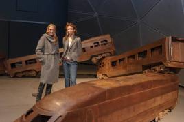 US-Botschafterin Alexa Wesner und Ausstellungskuratorin Katrin Bucher inmitten des Werks "Derailment" (2000-01) von Juan Muñoz; Foto: N. Lackner