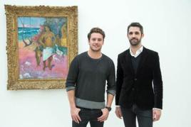 Singer-Songwriter Bastian Baker mit Co-Kurator der Ausstellung Raphaël Bouvier vor Paul Gauguins Werk Baigneurs, 1902, Privatsammlung; Foto: © Gonzalo Garcia/EQ Images