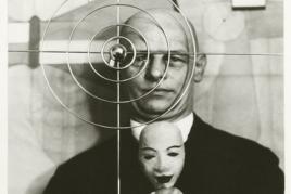 Bildnachweis: Oskar Schlemmer mit Maske und Metallobjekt, ca. 1931, Oskar Schlemmer Archiv, Staatsgalerie Stuttgart, Repro nach Original, um 1975, © Foto: Staatsgalerie Stuttgart