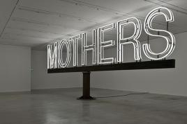 Abb.: Martin Creed, Work No. 1092, Mothers, 2011; Weiße Neonschrift, Foto: Hugo Glendinning