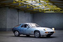 Lot 568 Heinz Mack Ohne Titel (lackierter Porsche 928). 1978/1984 Auf beiden Türen gesprüht signiert 'MACK'. TÜV bis August 2015 4420 ccm, 177 KW (240 PS), Schaltgetriebe, Benzin Schätzpreis: € 40.000 – 45.000,-