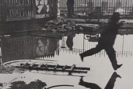 01 – Los 69 HENRI CARTIER-BRESSON (1908–2004) ‘Derrière la Gare Saint-Lazare’, Paris 1932 Silbergelatine-Abzug, geprintet in den späten 1950er Jahren, früher großfor- matiger Ausstellungsprint 55,2 x 39,2 cm Rücks. Fotografenstempel € 15.000 / € 25.000-30.000