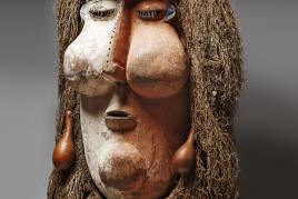 Lot 101 Große Suku-Maske Demokratische Republik Congo Holz, Kürbisse u.a., H 113 cm Taxe: € 20.000 – 30.000,-