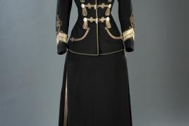 Uniformrock u. Attila der Victoria Luise von Preußen, später Herzogin zu Braunschweig und Lüneburg (2. Leibhusaren-Regiment Nr. 2), 1909, Wolltuch, Wehrgeschichtliches Museum Rastatt GmbH © SPSG/Ausstellung und Wehrgeschichtliches Museum Rastatt