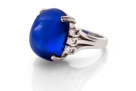 Ring mit bedeutendem Kaschmir-Saphir 22,80 ct, „Royal blue“, Cabochonschliff Schätzpreis: € 400.000 – 600.000,- Ergebnis: € 930.000,-