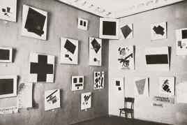 0,10 – Die letzte futuristische Ausstellung der Malerei in Petrograd, Winter 1915/16. Raum von Malewitsch mit Schwarzem Quadrat und weiteren suprematistischen Bildern.