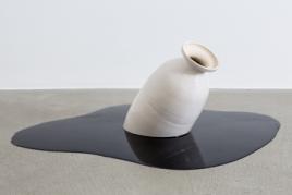 Judith Hopf, Ohne Titel (Sinking Vase), 2015, Keramik und Gummi, © Courtesy die Künstlerin, Kaufmann Repetto, Mailand/New York, Foto: Delfino Sisto Legnani