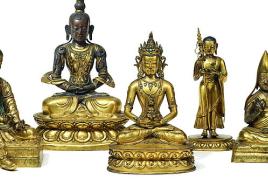 Bedeutende Gruppe von Figuren, eines Arhat, zwei des Buddha Amitayus, des Maudgalyayana, und eines Tsongkhapa