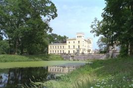 Blick auf Schloss Steinhöfel vom englischen Landschaftspark aus. Foto: Schloss Steinhöfel