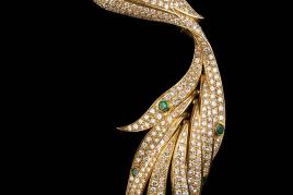 Collier mit beweglichem Pfau an Kordelkette, Georg Lauer, Pforzheim, mind. 10 ct., Limit 6.800€