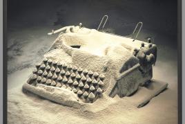 Rodney Graham, Typewriter with Flour, 2003, Leuchtkasten, 40 cm x 50,2 cm x 10,2 cm, Courtesy Sammlung Goetz, München