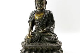 Schöne Bronze des Buddha Shakkyamuni. TIBETO-CHINESISCH, um 1900 Reste einer Vergoldung, H 33 cm. Altersspuren