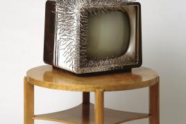 Günther Uecker, TV auf Tisch, 1963, Skulpturenmuseum Glaskasten Marl © 2016, ProLitteris, Zürich