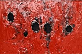 Alberto Burri, Rosso plastica (Rotes Plastik), 1962, Plastik (PVC), Acryl und Verbrennungen auf schwarzem Stoff, 65 x 100 cm, Privatsammlung, © Fondazione Palazzo Albizzini Collezione Burri, Città di Castello/ VG Bild-Kunst, Bonn 2016 / SIAE, Rom