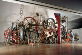 Jean Tinguely Grosse Méta-Maxi-Maxi-Utopia, 1987, (Eisenteile, Holzräder, Alutreppen, Vorhang, Karussellpferd, Tonvase von Ursi Luginbühl, Plastikblumen, Gartenzwerg, Elektromotoren, Mädchenfigur aus Terrakotta, innen mit PU-Schaum ausgeschäumt, mit rosa Farbe übergossen) 810 x 1683 x 887 cm, Museum Tinguely, Basel, Donation Niki de Saint Phalle, Fotograf: Christian Baur, © VG Bild-Kunst, Bonn 2016