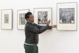 Gabi Ngcobo in der Ausstellung A LABOUR OF LOVE, 2015. Foto: Wolfgang Günzel