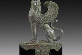 Sphinx. Griechenland, um 500 v. Chr. Bronzevollguss, H 14,4cm. Schätzpreis:	20.000 EUR