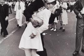 Alfred Eisenstaedt (1898-1995) „V-J Day Kiss in Times Square", New York 1945 © WestLicht Photographica Auction