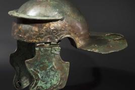 Römischer Infanteriehelm aus Bronze vom Typ Weisenau, 1. - 2. Jhdt. Zuschlag: 105000 Euro