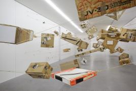 Thomas Hirschhorn, Flying Boxes, 1993, Foto Wolfgang Träger, Courtesy Thomas Hirschhorn, Paris, © VG Bild-Kunst, Bonn 2017