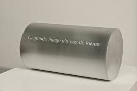 Leo Zogmayer, Le grand image n'a pas de forme, 2013, Aluminium graviert, 37 x 20 cm, Ed. 4