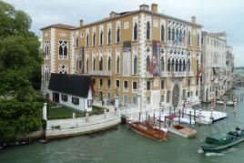 Erwin Wurm Narrow House, 2010 Außenansicht / Outside View Mixed Media Photo: Studio Erwin Wurm / Superstress. La Biennale di Venezia 2011, Palazzo Cavalli Franchetti Copyright: Bildrecht, Vienna 2017